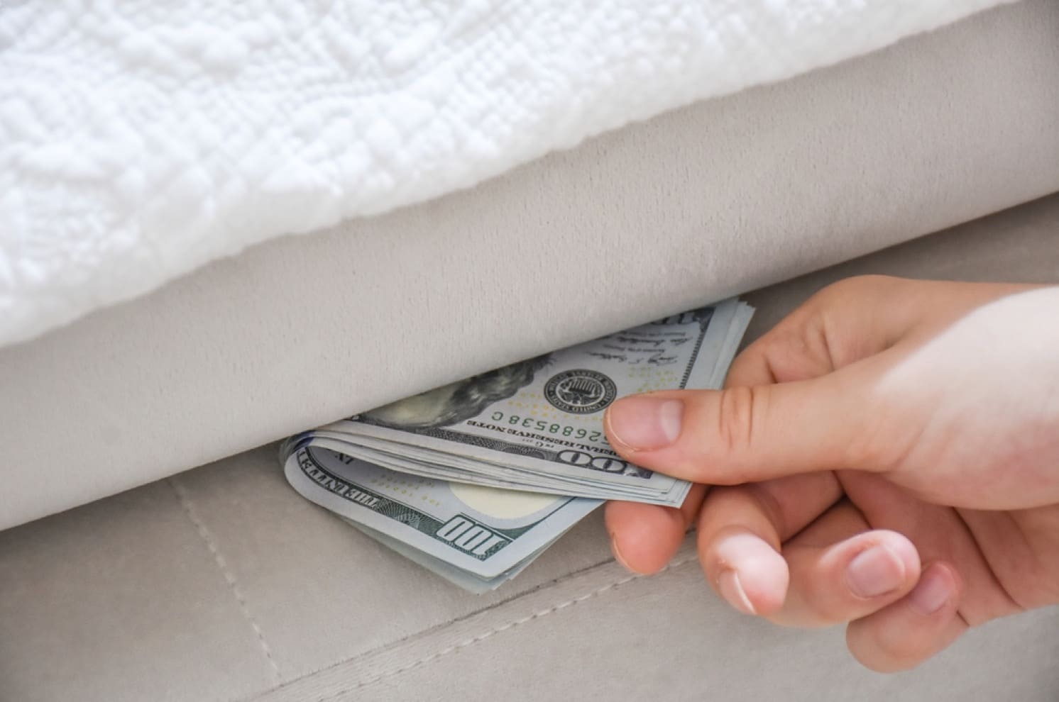 Person hiding money in a divorce process